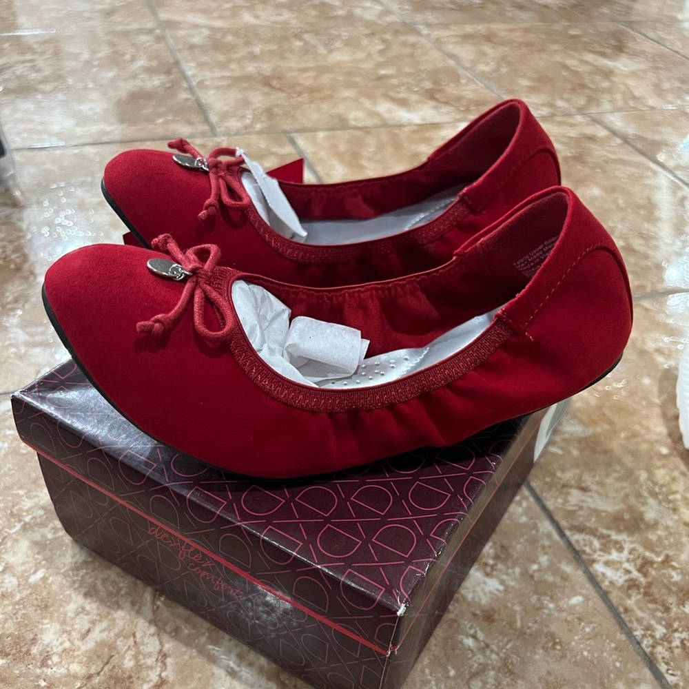 dexflex Comfort Taupe Suede Red Women's Caroline String Tie Flat 6.5 Wide